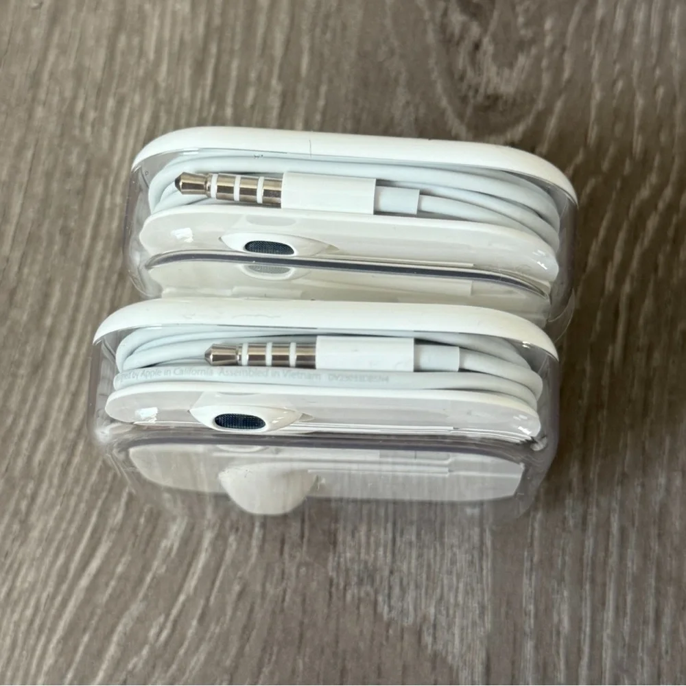 NWT Apple Old-School White Wired Earphones